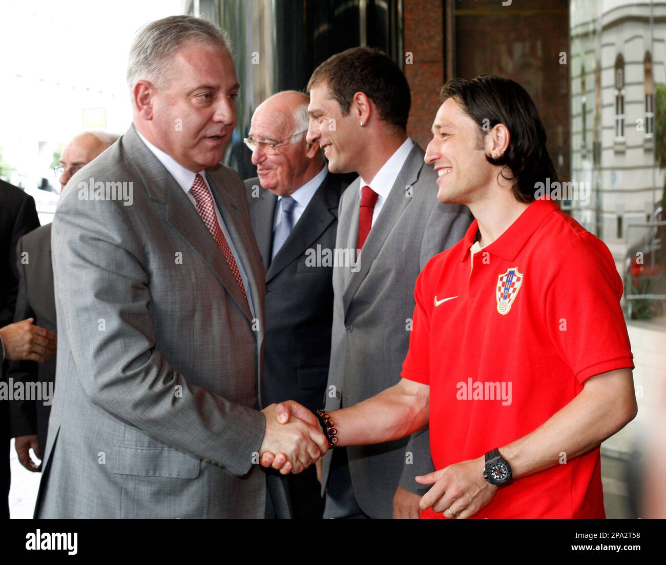 Croatian Prime Minister Ivo Sanader, left, shakes hands with the captain of the Croatian national soccer team, Niko Kovac, right, as he arrives for the farewell lunch with the Croatian team in Zagreb, Croatia , Monday, June 2, 2008. Croatia's team is traveling to Austria on Thursday to participate in EURO 2008 soccer championship. ( AP Photo/Filip Horvat) Banque D'Images
