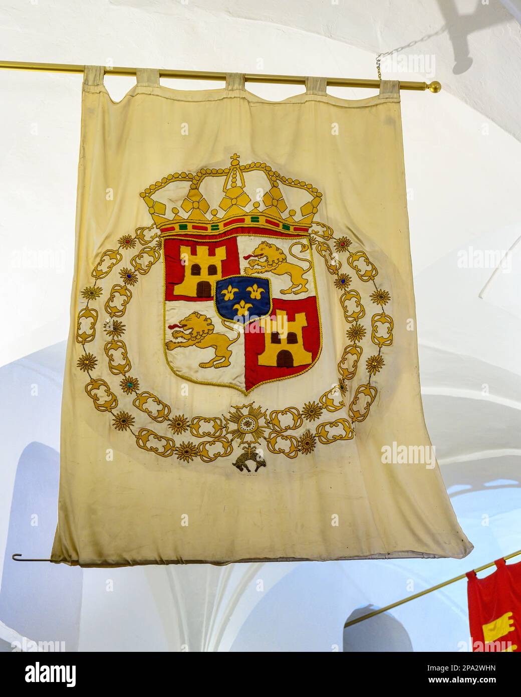 Drapeau ou bannière en tissu antique avec un manteau de bras. En