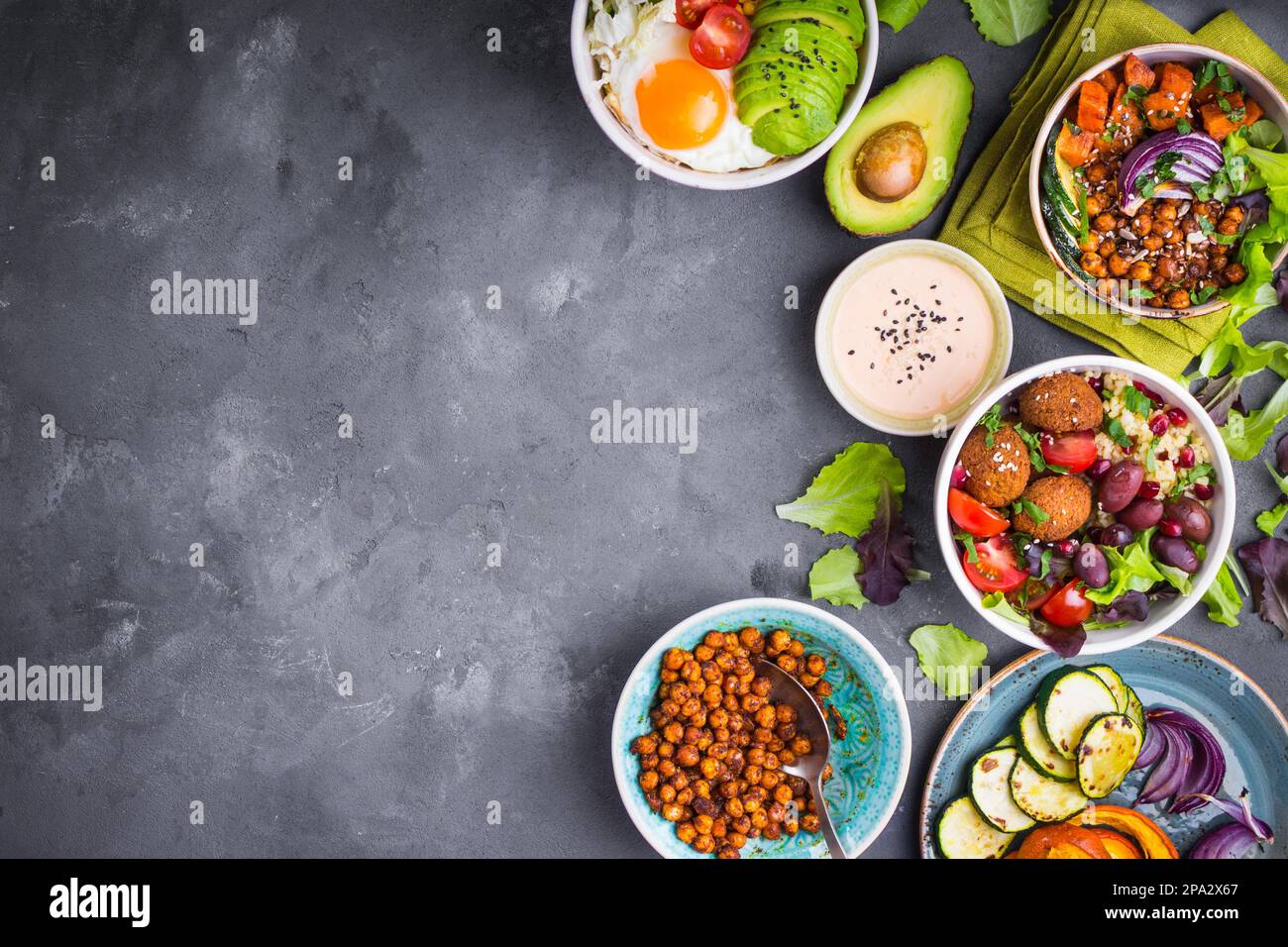 Salades végétariennes saines mélangées avec légumes, patate douce, falafel, bulgur, avocat, œufs. Assortiment de salades de bol de bouddha fond. En bonne santé Banque D'Images