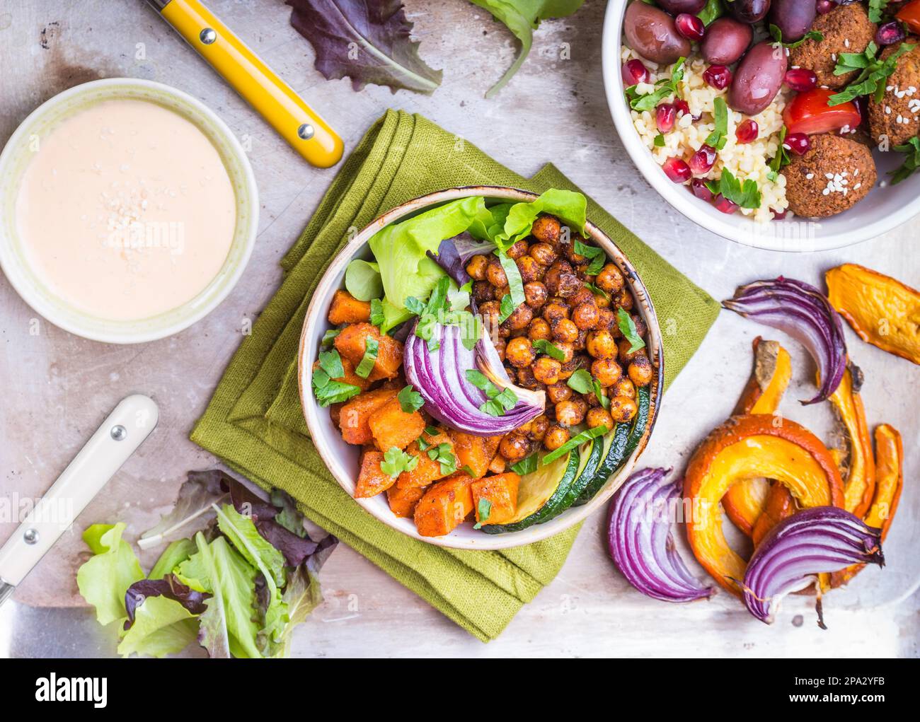 Salades végétariennes saines avec légumes, patate douce, falafel, bulgur. Salade de bol de bouddha saine, sauce. Nourriture végétarienne. En bonne santé Banque D'Images