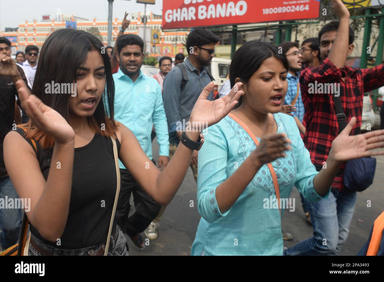 Non exclusif: 10 mars 2023, Kolkata, Inde: Les militants de la Fédération étudiante de l'Inde (SFI) affrontent la police lors d'une marche d'assemblée d'état pour protester ag Banque D'Images