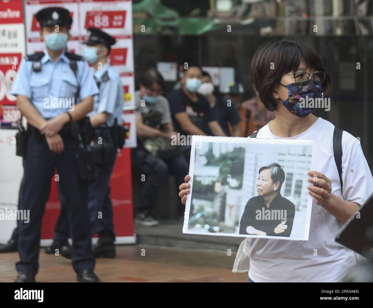 Elizabeth Tang Yin-ngor, l'épouse de Lee Cheuk-Yan, tient sa photo tout en parlant à la presse à Kwai Fong. 01MAY21 SCMP/ Xiaomei Chen Banque D'Images