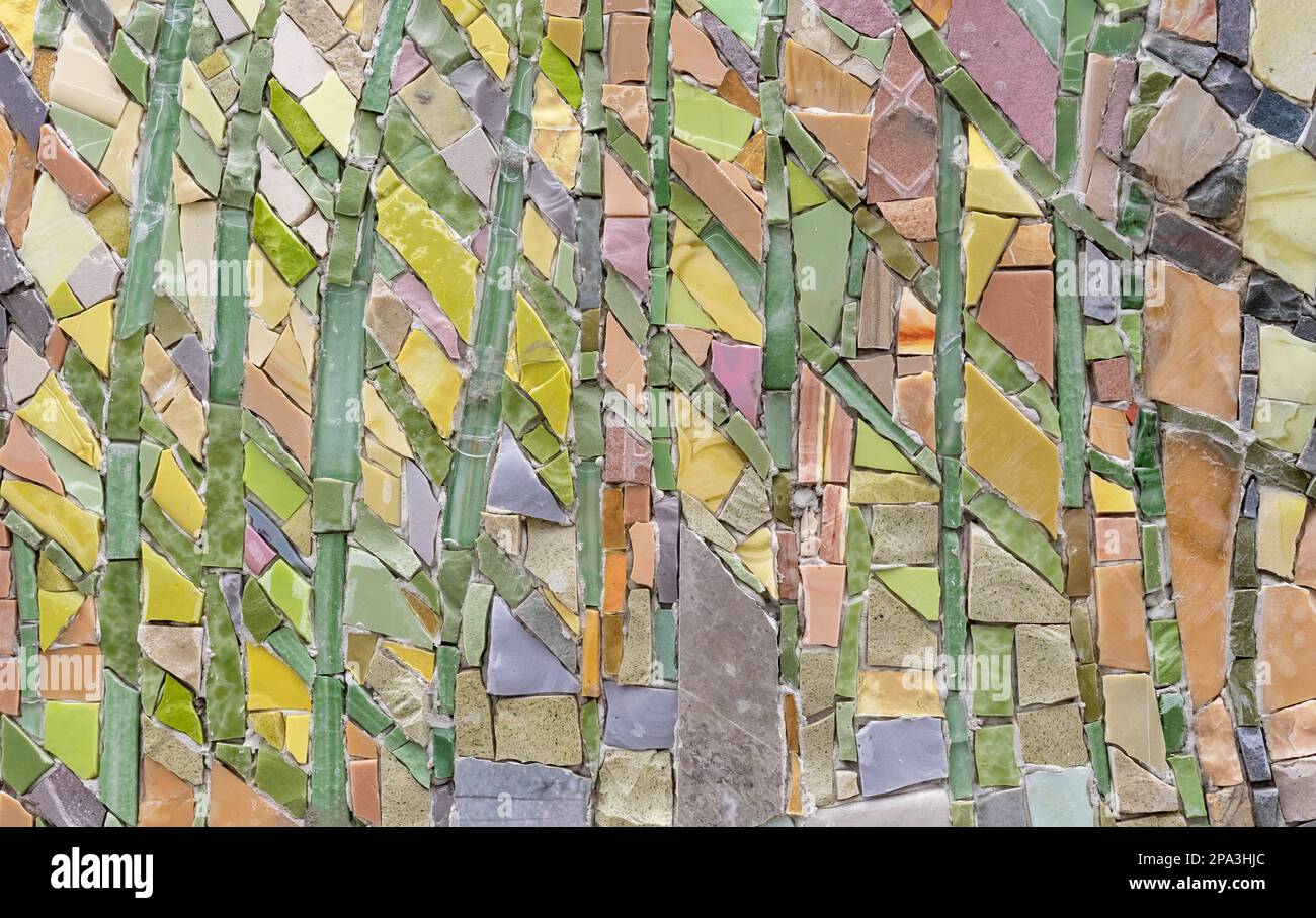 Mosaïque abstraite de morceaux de carreaux de céramique et de pierres naturelles. Arrière-plan et texture de la mosaïque. Banque D'Images
