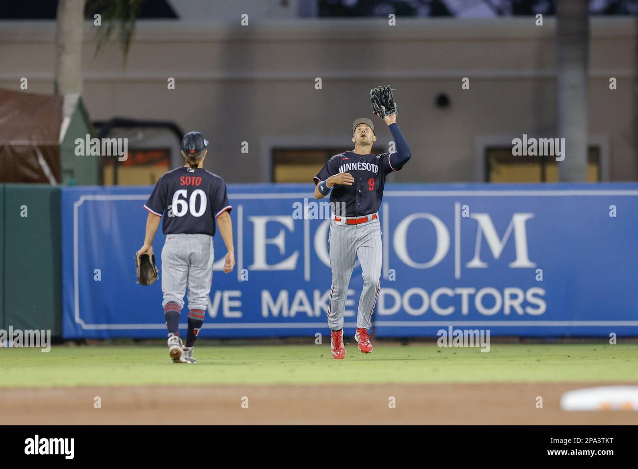 10 mars 2023, Sarasota FL États-Unis; Minnesota Twins, le pénombre gauche Trevor Larnach (9) attrape une mouche pop lors d'un match d'entraînement de printemps de la MLB contre la Balt Banque D'Images