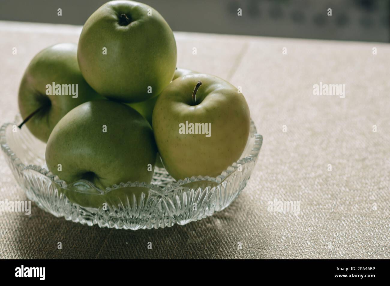 Vase en verre avec pommes vertes. Fruits frais juteux, nourriture végétarienne agréable Banque D'Images