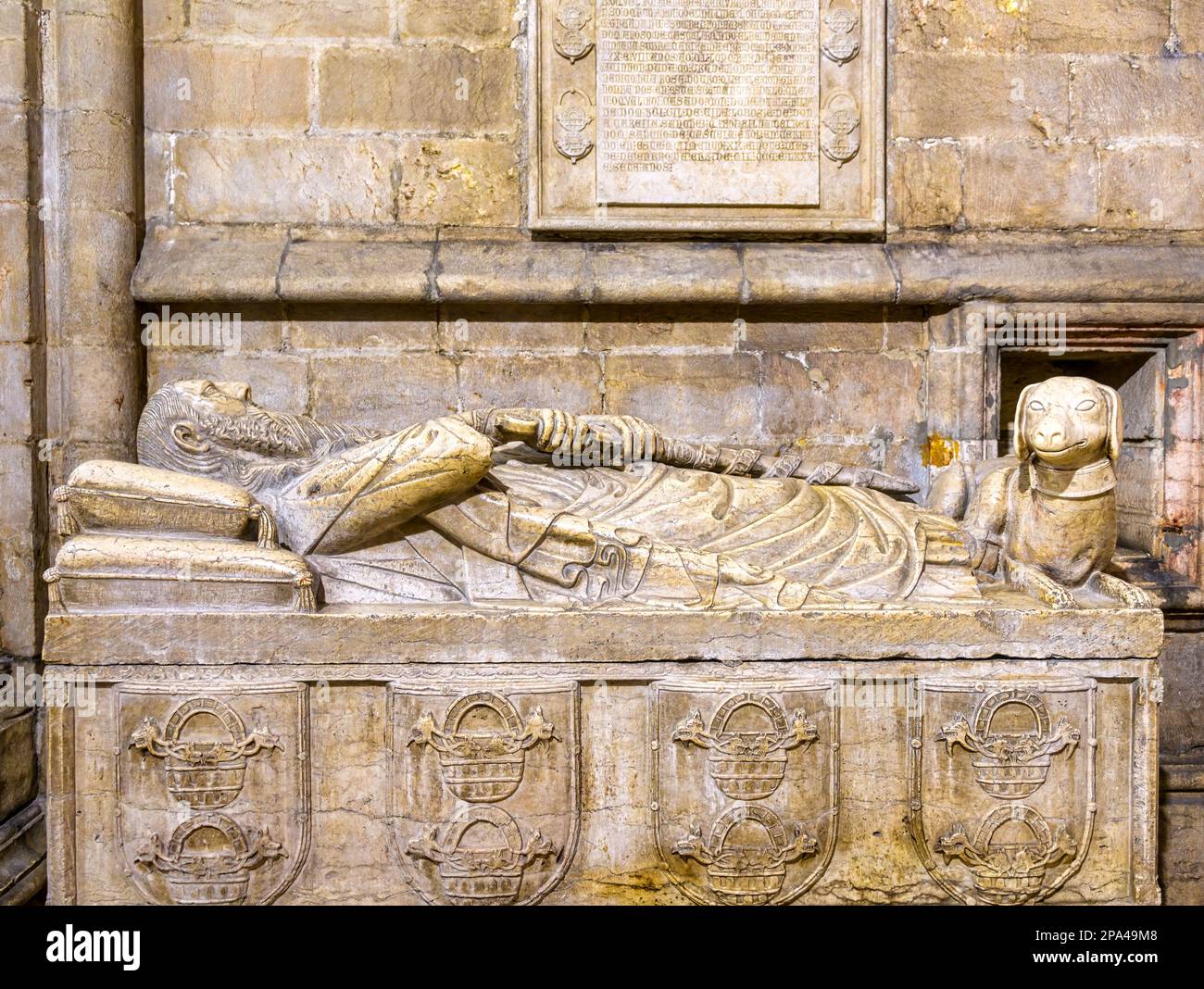 Cathédrale de Lisbonne. Tombe gothique du chevalier Lopo Fernandes Pacheco, 7th seigneur de Ferreira de Aves. Banque D'Images