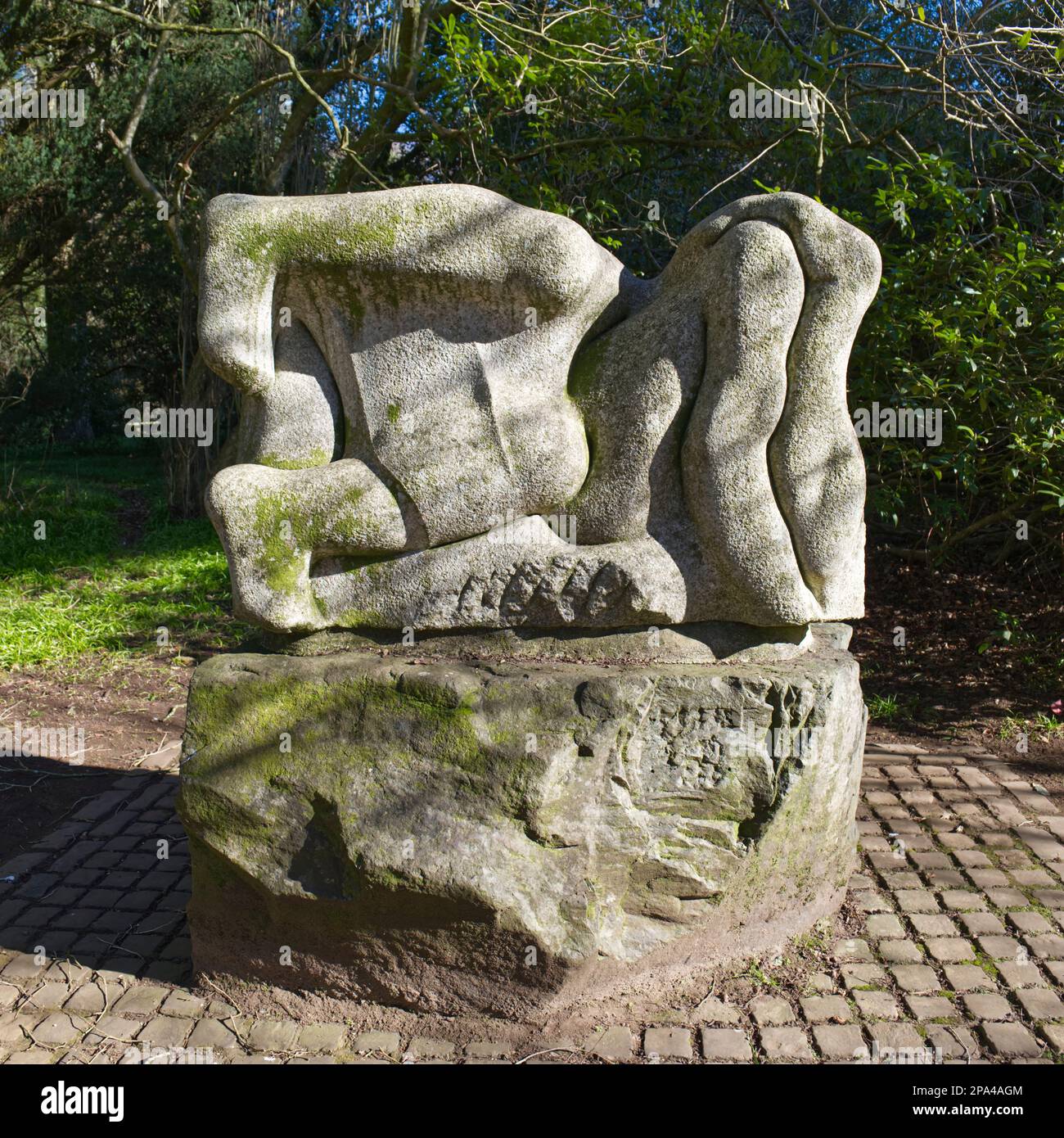 Ron Rae Pieta, une sculpture d'art chrétien moderne en granit qui représente le ...