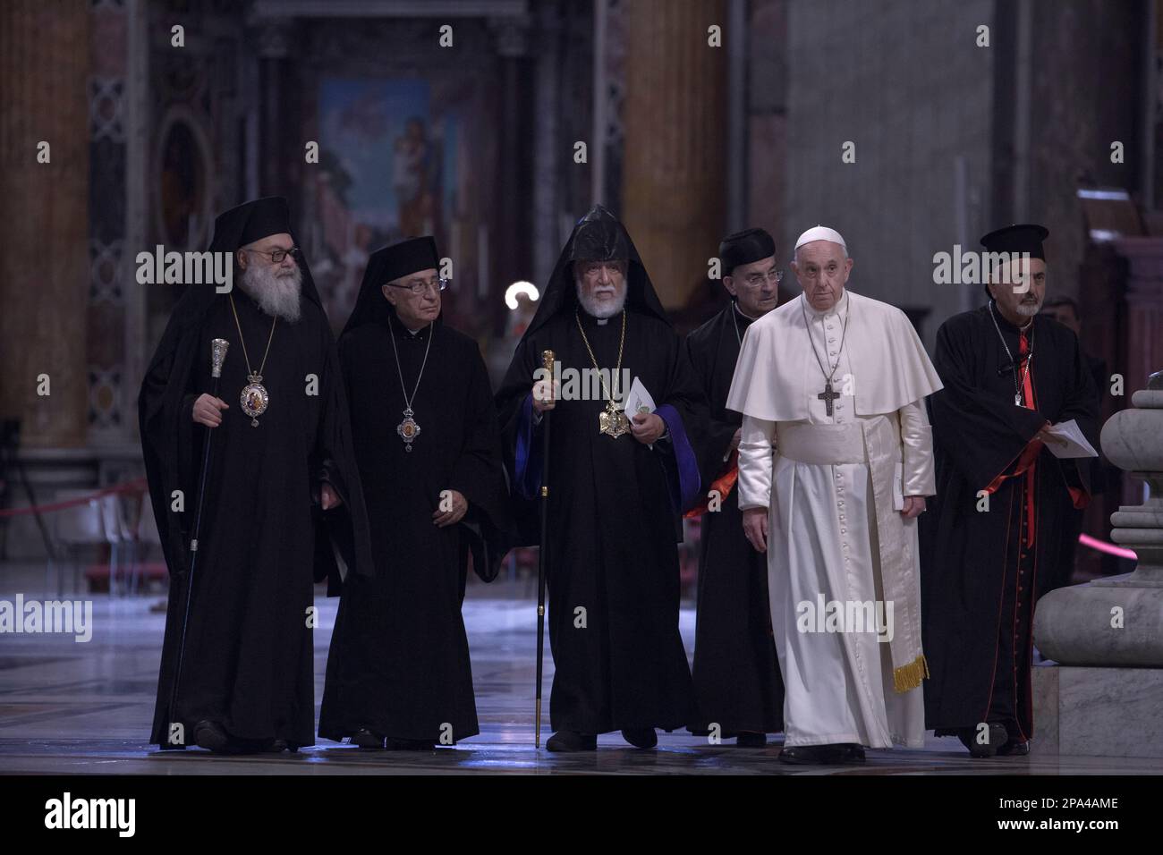 Vatican, Vatican, le 1 juillet 2021. Le pape François, flanqué de hauts dirigeants des diverses Eglises et communautés chrétiennes du Liban, dirige une prière Banque D'Images