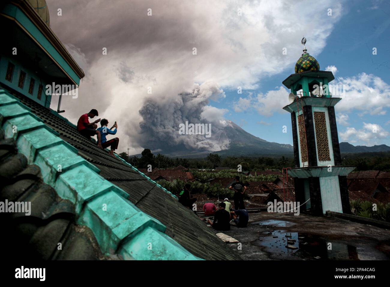Magelang, Indonésie. 11th mars 2023. Des matériaux volcaniques ont ...