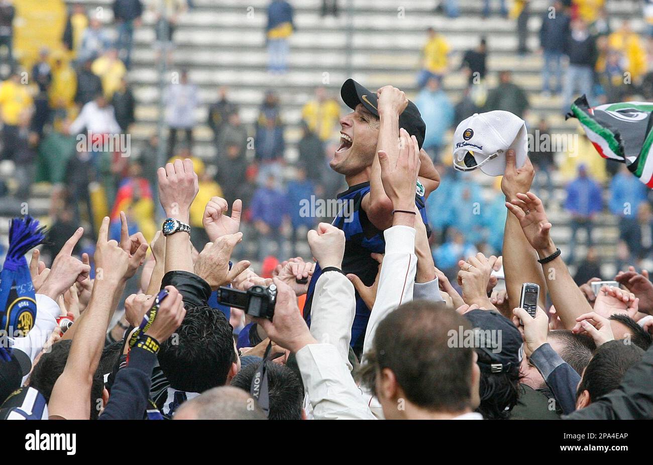 Inter Milan Argentine captain Javier Zanetti is carried shoulders high by supporters, at the end of an Italian first division soccer match between Parma and Internazionale of Milan at the Tardini stadium in Parma, Italy, Sunday, May 18, 2008. Inter Milan won its third straight Italian league title Sunday as Zlatan Ibrahimovic returned from a six-week injury layoff and scored twice in a 2-0 win over Parma in the final round of the season. (AP Photo/Alberto Pellaschiar) Banque D'Images