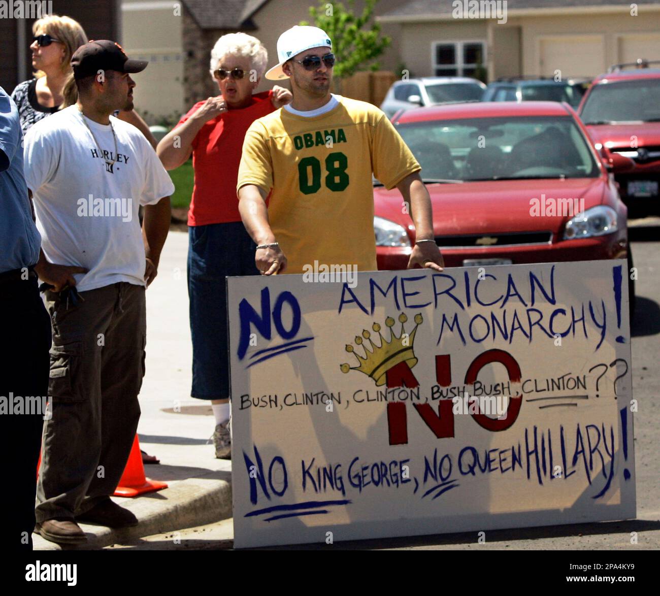 A man wearing an Obama '08 shirt holds a sign outside a campaign event where Democratic presidential hopeful, Sen. Hillary Rodham Clinton, D-N.Y., held a roundtable discussion on the economy at the home of Sandy and Marvin Mehlbrech in Junction City, Oregon Friday, May 16, 2008. (AP Photo/Elise Amendola) Banque D'Images