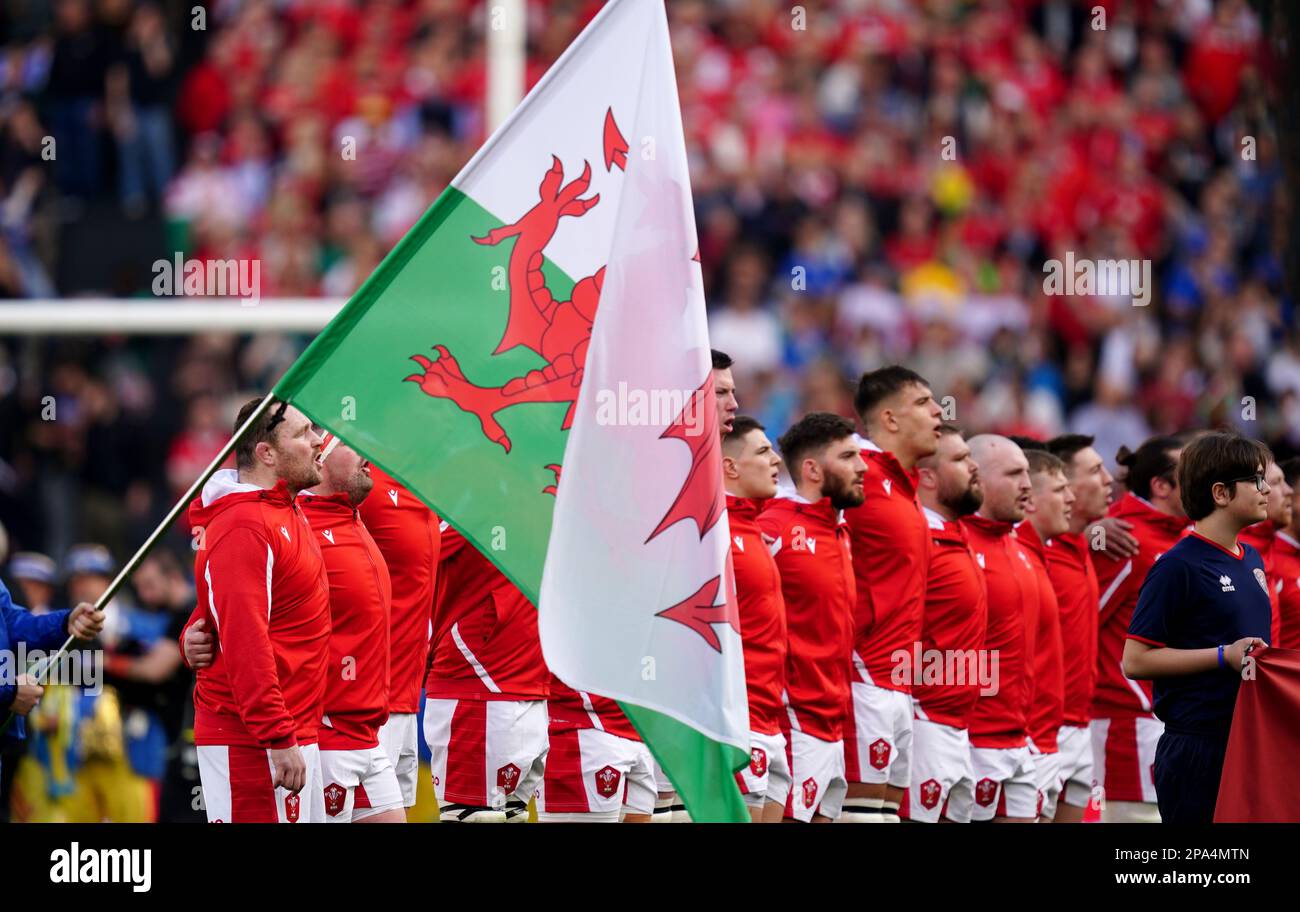 Les joueurs du pays de Galles se font la queue lors de l'hymne national avant le match des six nations Guinness au Stadio Olimpico, à Rome. Date de la photo: Samedi 11 mars 2023. Banque D'Images