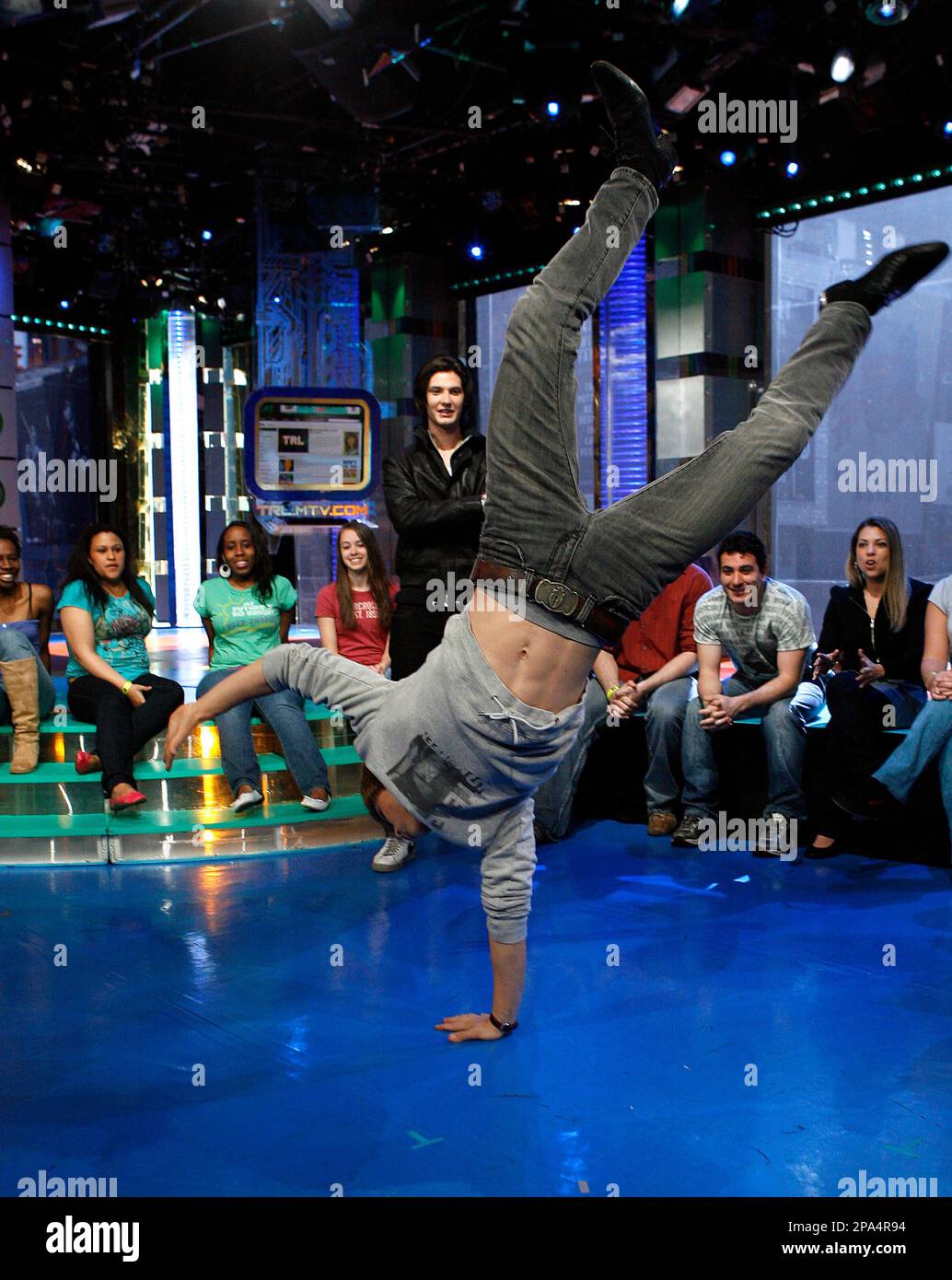 Actor William Moseley does a one-arm handstand as actor Ben Barnes looks on during a taping of MTV's "Total Request Live" at the MTV Times Square Studios Monday, May 5, 2008 in New York. Moseley and Barnes star in the new film "The Chronicles of Narnia: Prince Caspian" which opens nationwide Friday. (AP Photo/Jason DeCrow) Banque D'Images