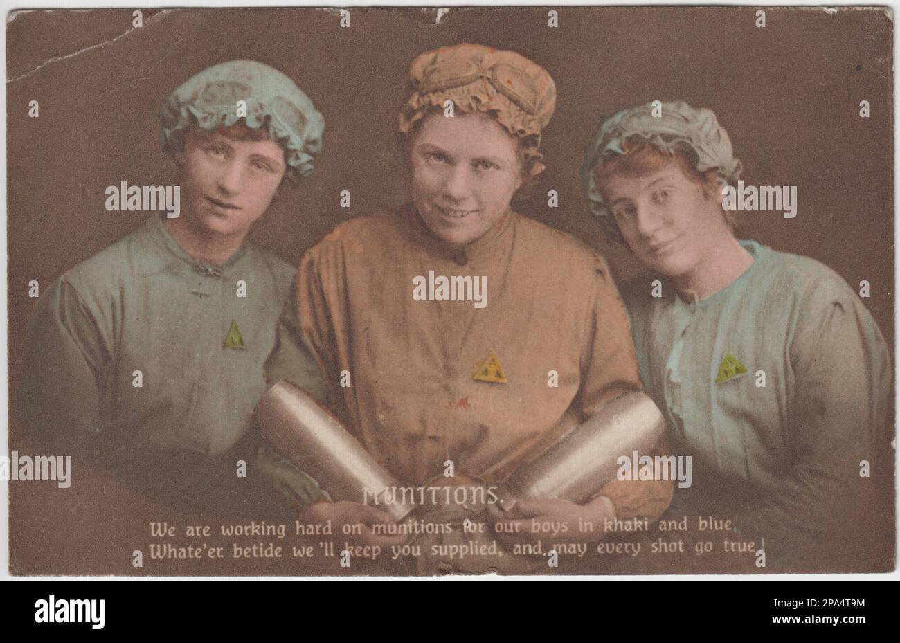 « Munitions. Nous travaillons dur sur les munitions pour nos garçons en kaki et en bleu. Alors que nous vous garderons à votre disposition, et que chaque coup de feu soit vrai": Carte postale de la première Guerre mondiale de trois femmes ouvriers de munitions en vêtements de travail (avec des chapeaux de foule). Une femme porte deux coquilles. Les trois portent des badges triangulaires « On War Service » Banque D'Images