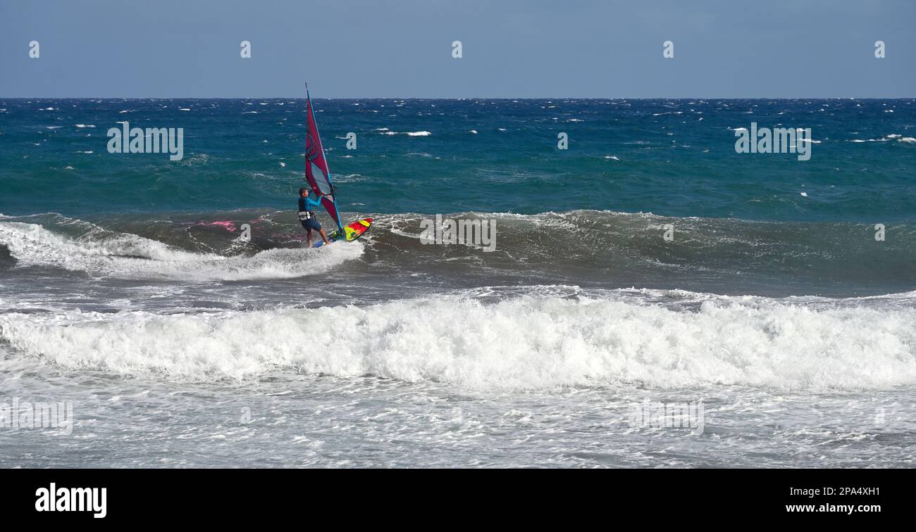 Planche à voile sur la vague en mer avec de grands vagues, Playa de Vargas, Las Palmas, Espagne Banque D'Images