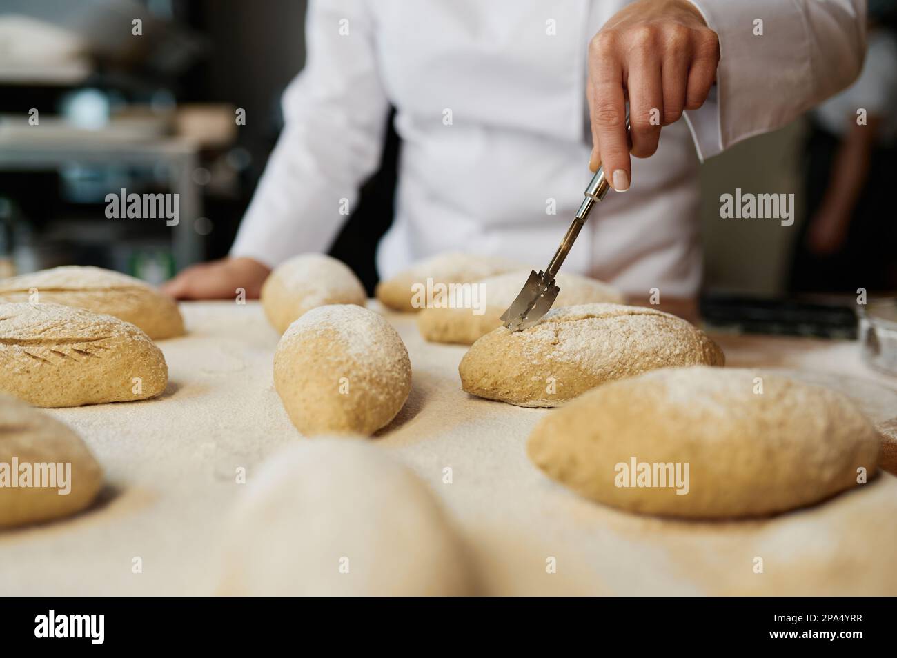 Femme boulanger décorant les pains de levure traditionnels Photo Stock -  Alamy