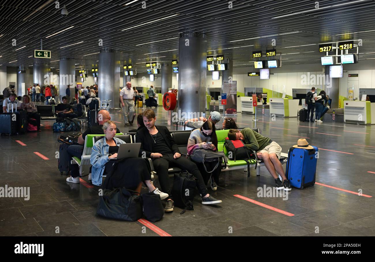 Passagers de l'aéroport en attente de vols dans la zone d'enregistrement, Gran Canaria Banque D'Images Passagers de l'aéroport en attente de vols dans la zone d'enregistrement, Gran Canaria Banque D'Images