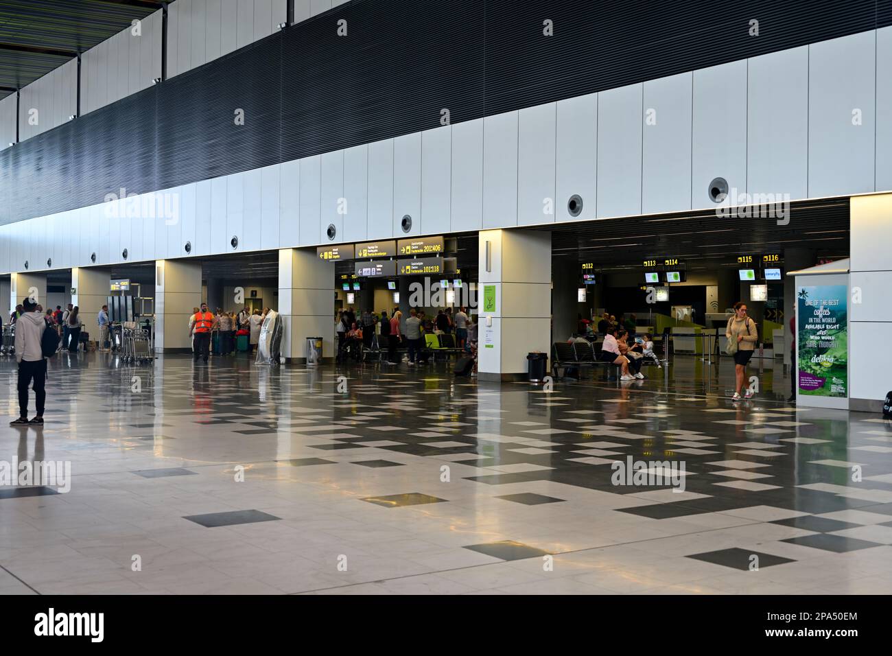 À l'intérieur de la zone d'enregistrement 1 ouverte et spacieuse pour la compagnie aérienne Canaryfly de l'aéroport de Gran Canaria Banque D'Images À l'intérieur de la zone d'enregistrement 1 ouverte et spacieuse pour la compagnie aérienne Canaryfly de l'aéroport de Gran Canaria Banque D'Images