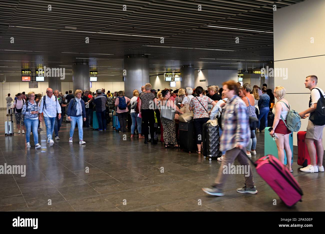 Dans la zone d'enregistrement de l'aéroport de Gran Canaria avec file d'attente des passagers, Espagne Banque D'Images