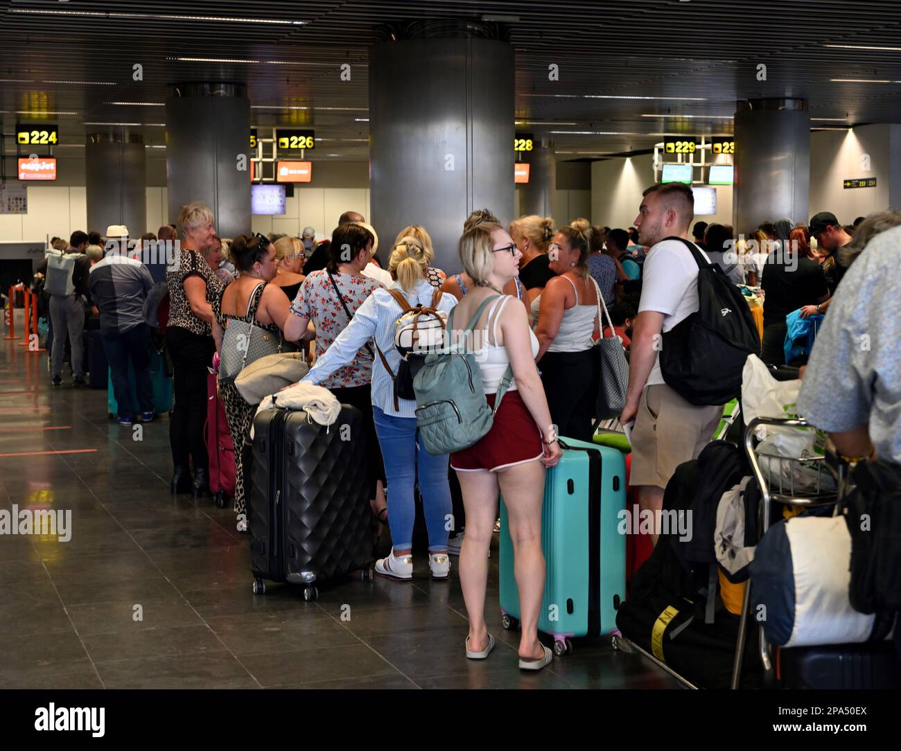Dans la zone d'enregistrement de l'aéroport de Gran Canaria avec file d'attente des passagers, Espagne Banque D'Images Dans la zone d'enregistrement de l'aéroport de Gran Canaria avec file d'attente des passagers, Espagne Banque D'Images