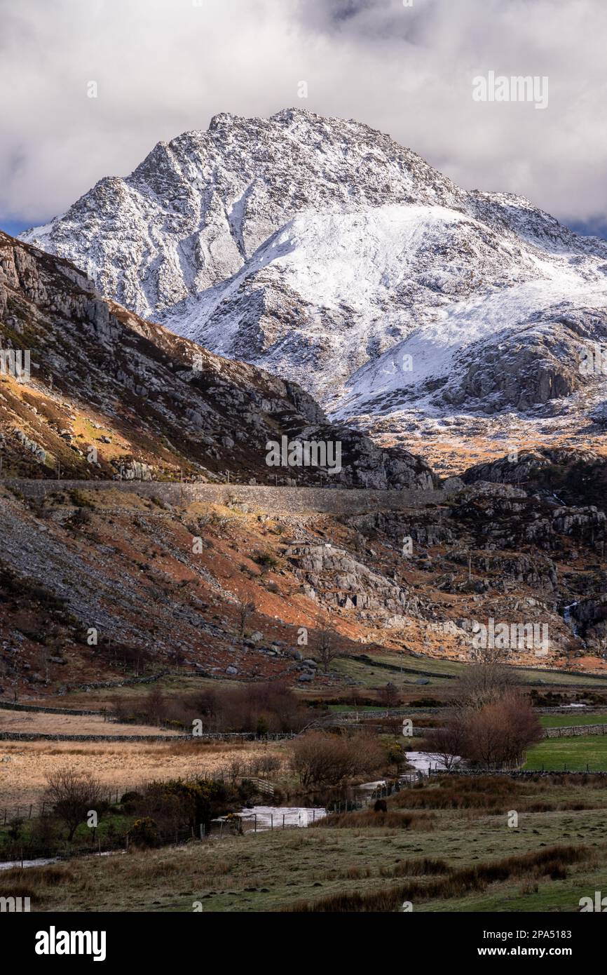 Neige sur la montagne Tryfan, Snowdonia, au nord du pays de Galles Banque D'Images