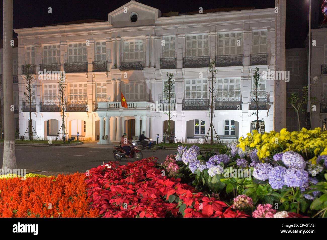 Vietnam, Da Nang, bâtiment du gouvernement, nuit, fleurs Banque D'Images