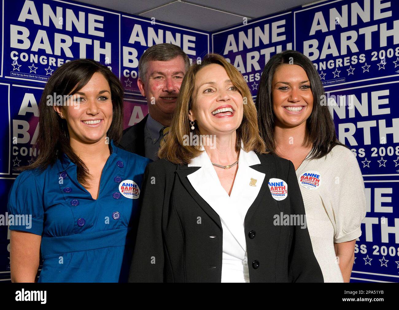 Democratic congressional candidate for West Virginia's 2nd District Anne Barth, center, gives her acceptance speech at her campaign headquarters in Charleston, W.Va. Tuesday, May 13, 2008. On stage with Anne are her husband Nick and daughters Claire, left, and Sally. (AP Photo/Bob Bird) Banque D'Images