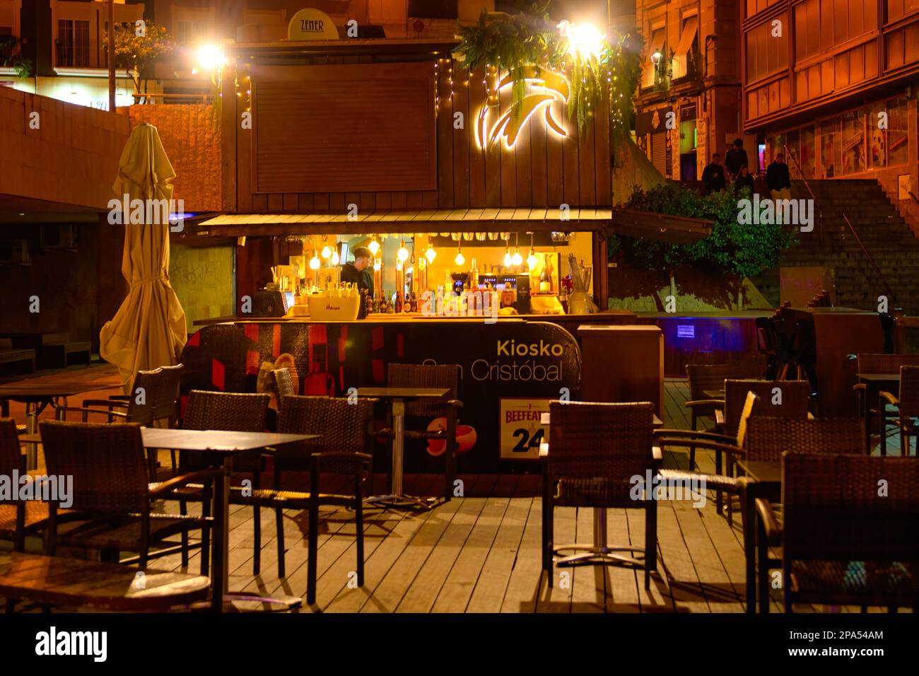 Le snack-bar San Cristobal est situé dans la Rambla d'Alicante. Banque D'Images