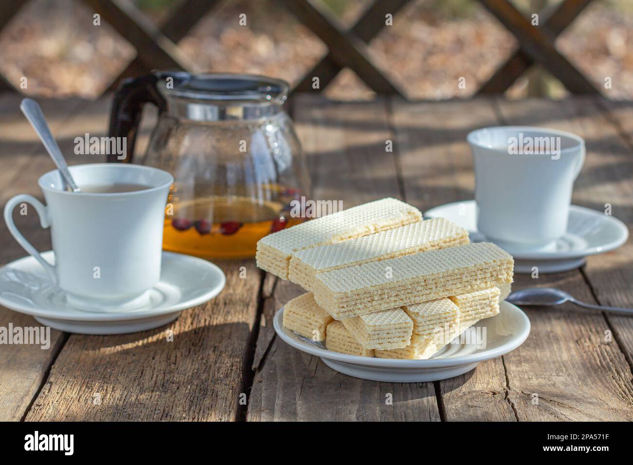 Thé avec gaufres russes sucrées sur fond de bois. Desserts et bonbons traditionnels. rustique Banque D'Images