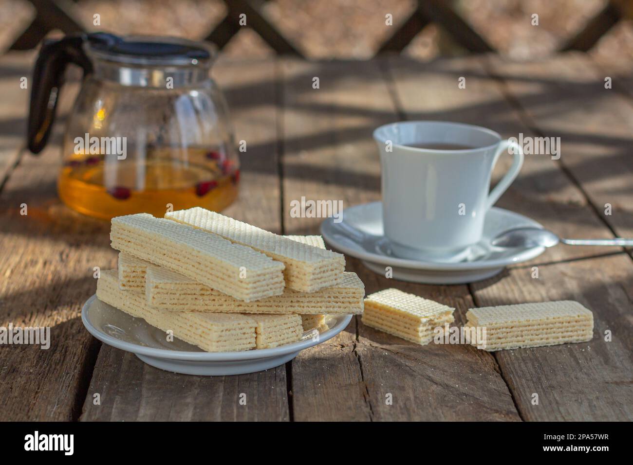 Thé avec gaufres russes sucrées sur fond de bois. Desserts et bonbons traditionnels. rustique Banque D'Images