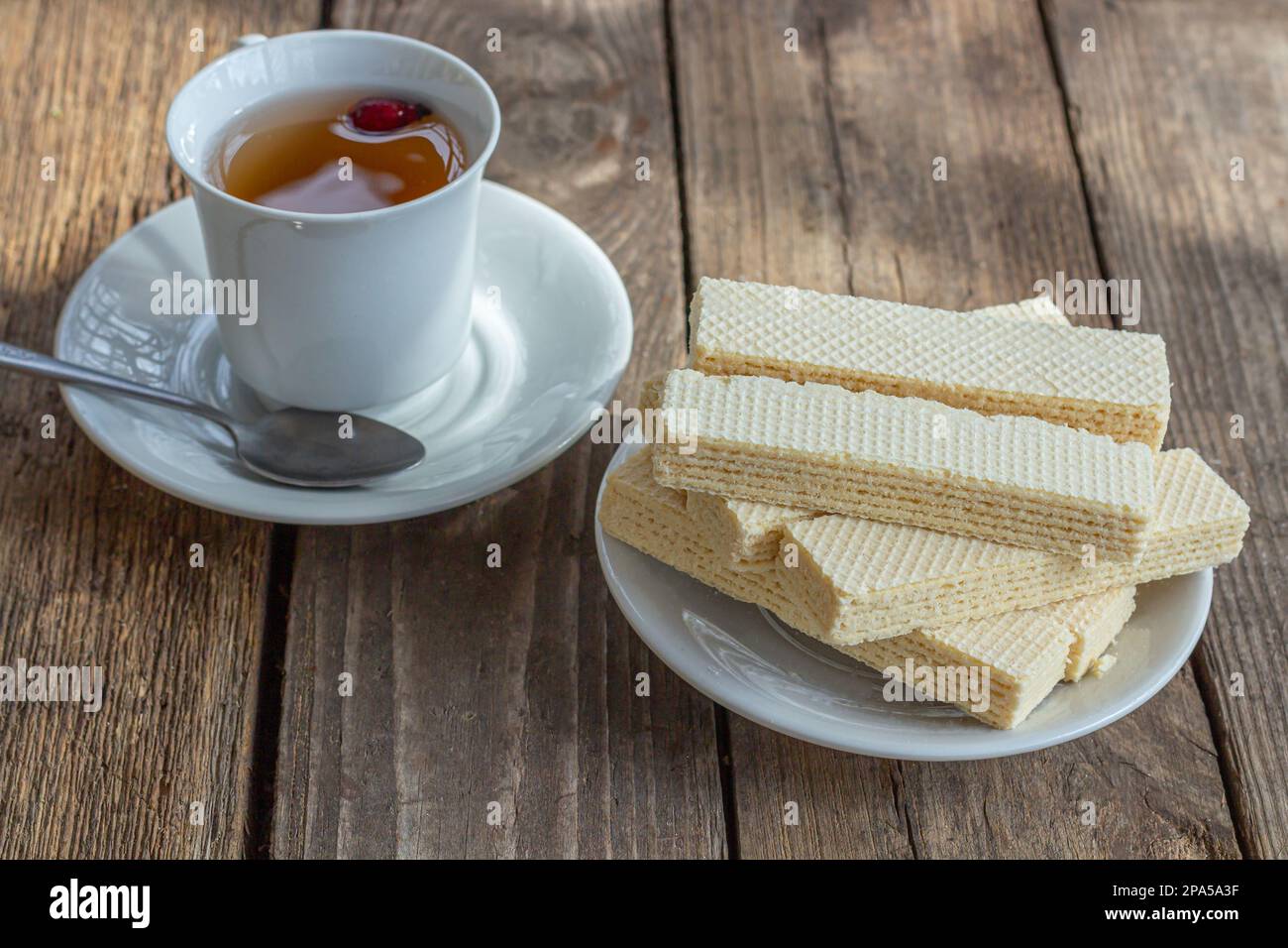 Thé avec gaufres russes sucrées sur fond de bois. Desserts et bonbons traditionnels. rustique Banque D'Images