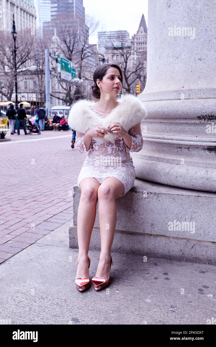 New York, NY USA - 03 29 2013: Mariée assise sur un pied de colonne Banque D'Images