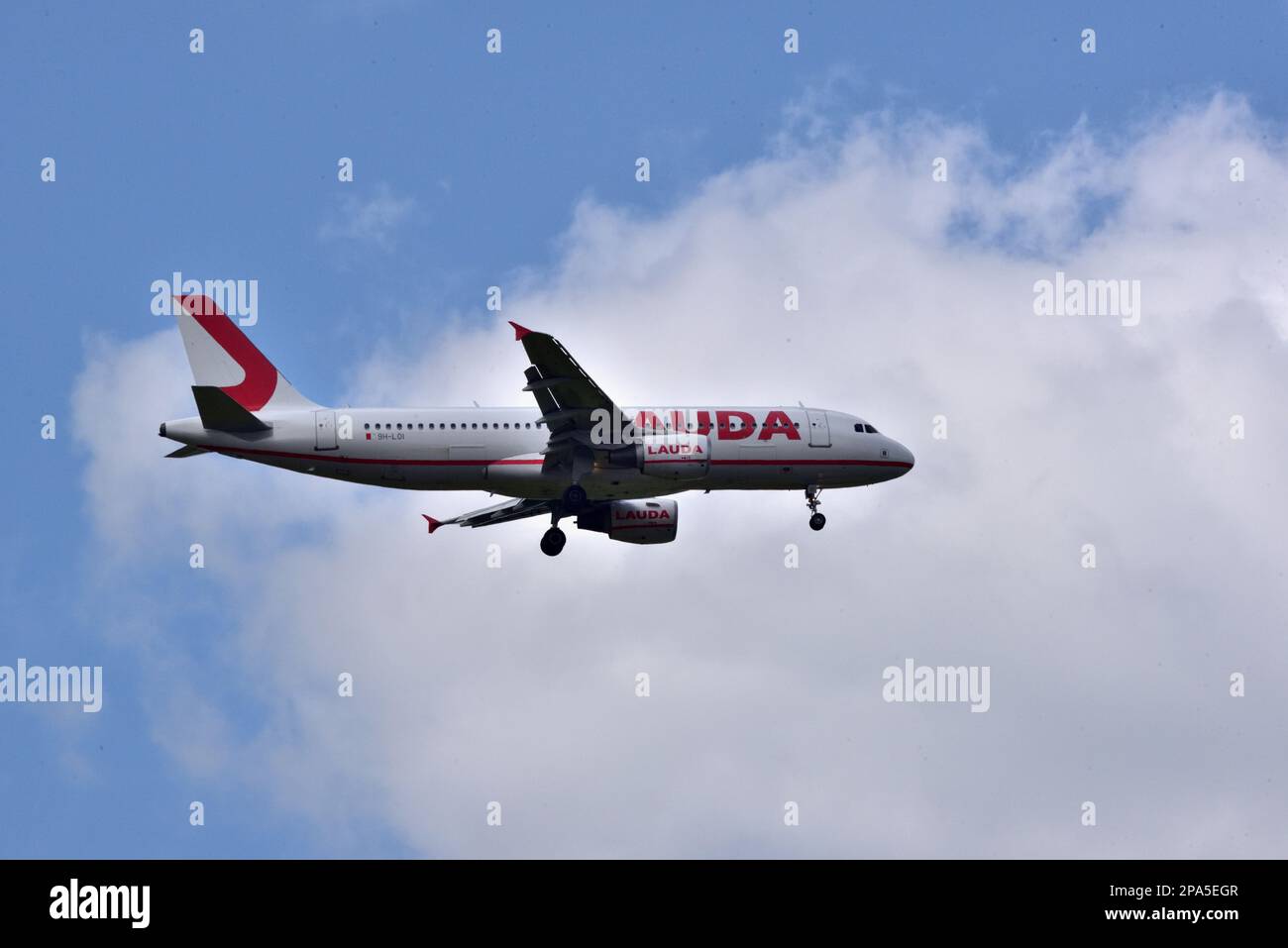 Lauda Europe Maltais a enregistré l'Airbus A320-214 9H-loi sur l'approche finale de l'aéroport international de Bournemouth sur un vol au départ de Majorque le 7/5/22. Banque D'Images