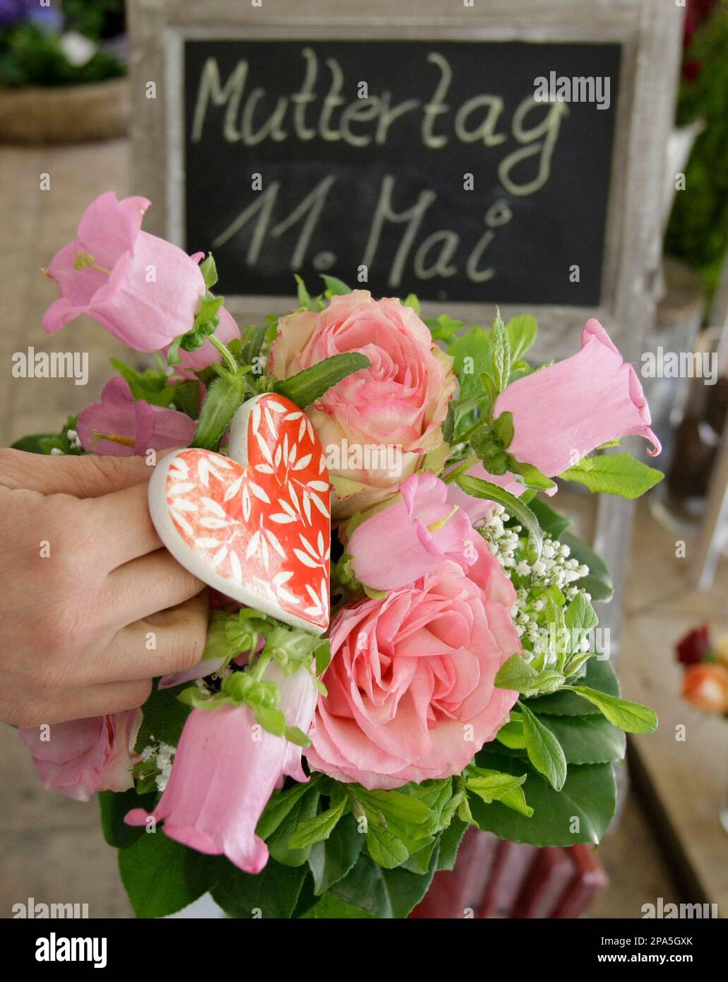 Eine Floristin bindet am Montag, 5.Mai 2008, in einem Blumengeschaeft