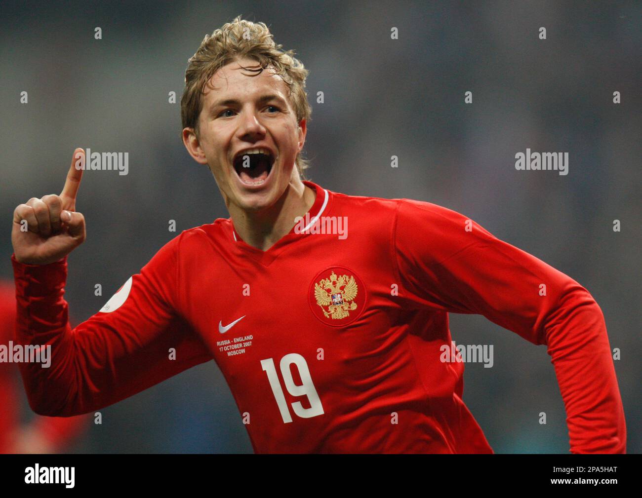 ** Soccer Euro 2008 Preview ** Russia's Roman Pavlyuchenko celebrates scoring against England during their Euro 2008 qualifying Group E soccer match at Moscow's Luzhniki stadium Wednesday, Oct. 17, 2007. Russia won the match 2-1. (AP Photo/Misha Japaridze) Banque D'Images