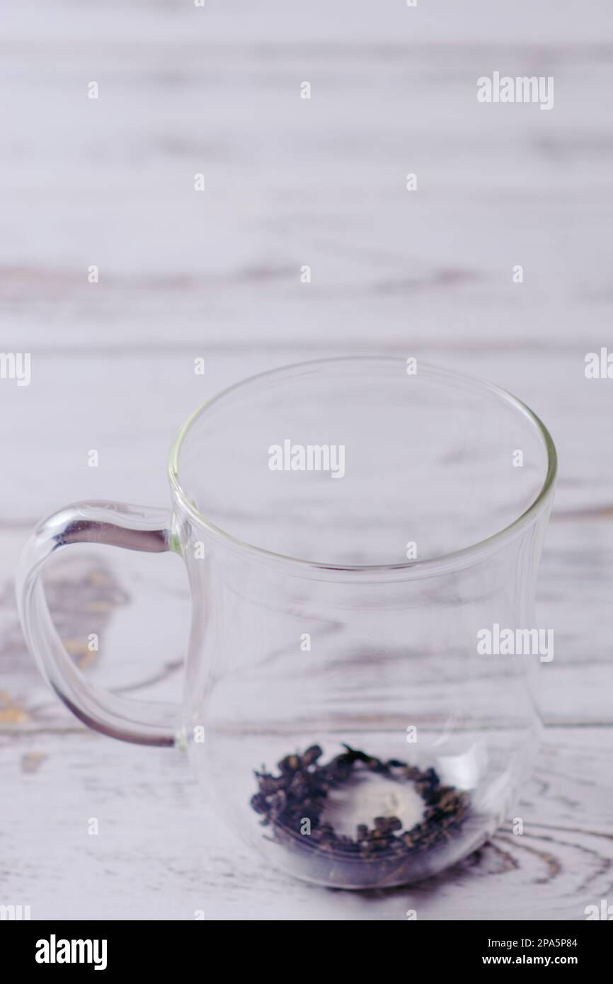 tasse avec thé vert et théière sur fond de table en bois blanc. lumière trop belle Banque D'Images