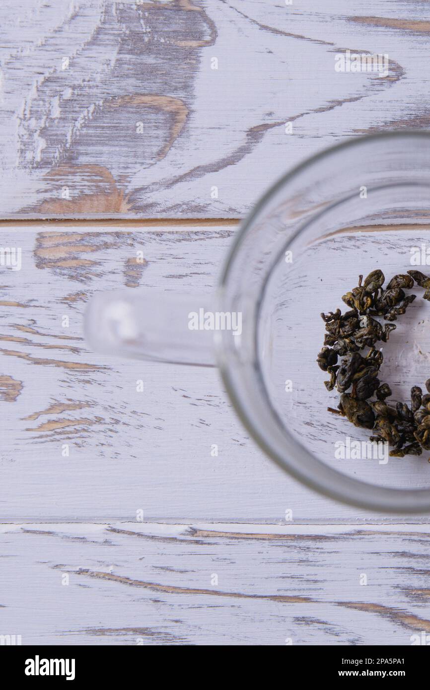 tasse avec thé vert et théière sur fond de table en bois blanc. lumière trop belle Banque D'Images