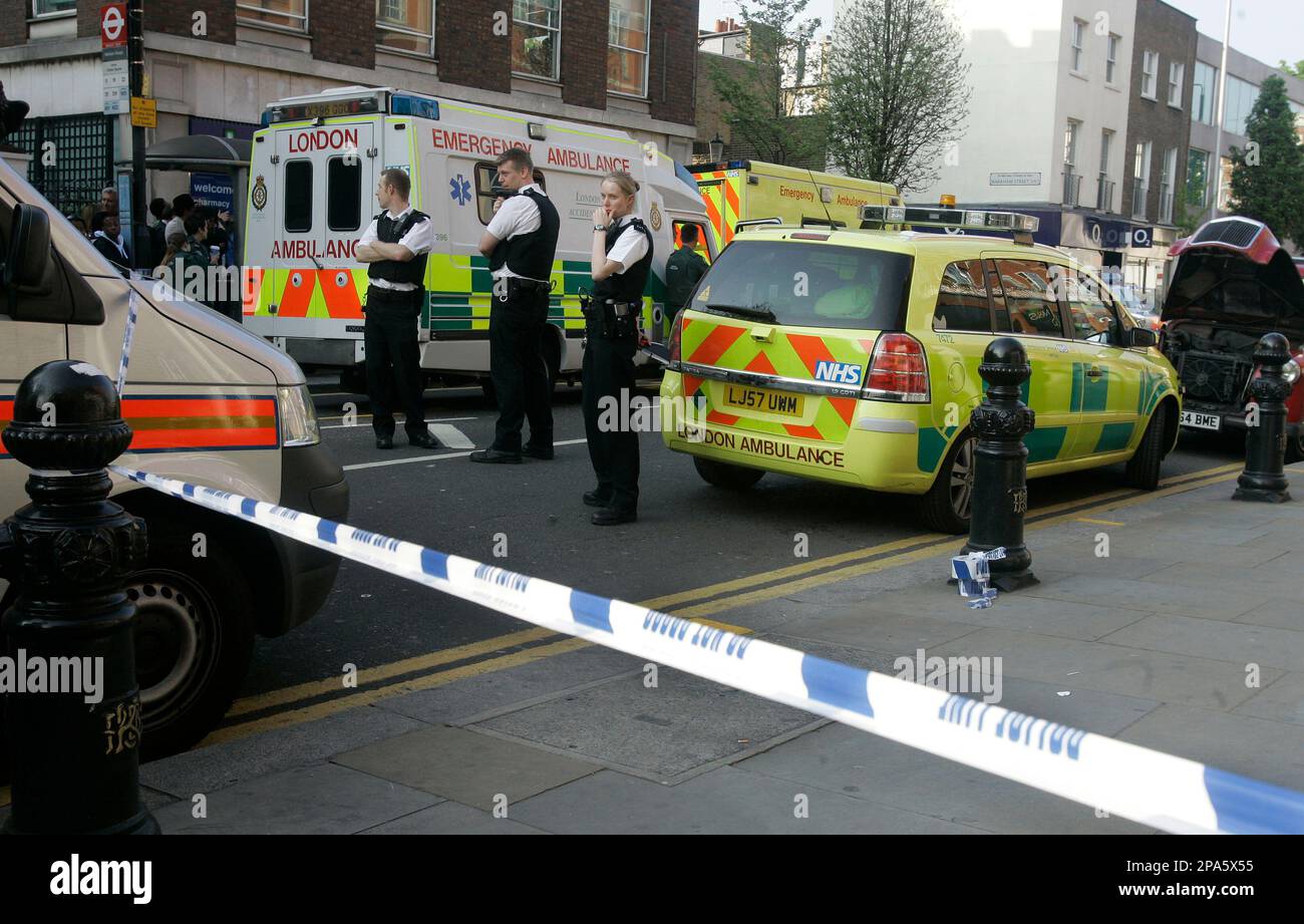 Police guard a cordoned-off area on the Kings Road during a shooting incident in central London, Tuesday May 6, 2008. A gunman was in a house in Markham Square, Chelsea, west London, and police negotiators had been sent to the scene, a Metropolitan Police spokesman said. (AP Photo/Kirsty Wigglesworth) Banque D'Images