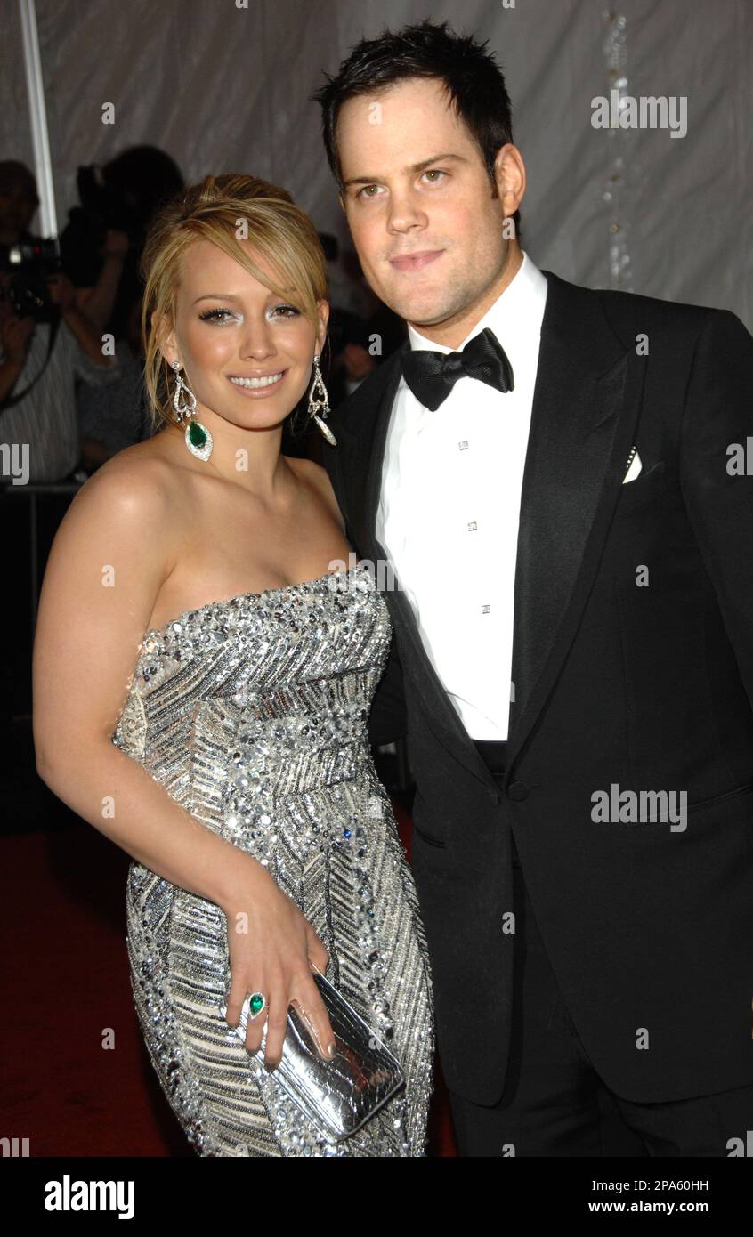 Actress Hilary Duff arrives with New York Islanders' Mike Comrie at the Metropolitan Museum of Art's Costume Institute Gala in New York on Monday, May 5, 2008. (AP Photo/Evan Agostini) Banque D'Images