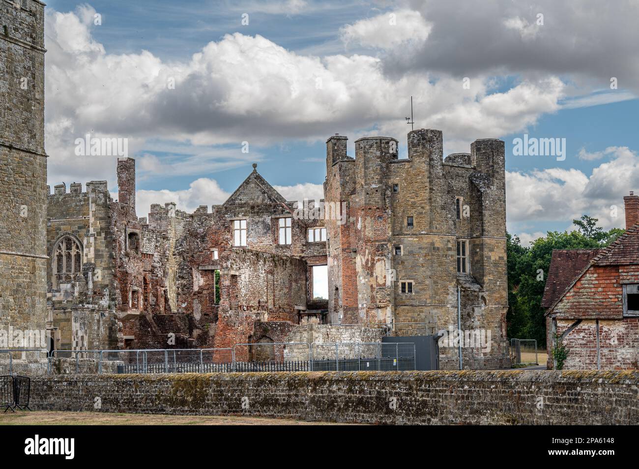 Les ruines de Cowdray House, un exemple de manoir Tudor, à Midhurst, dans l'ouest du Sussex, en Angleterre, le 4th août 2022 Banque D'Images