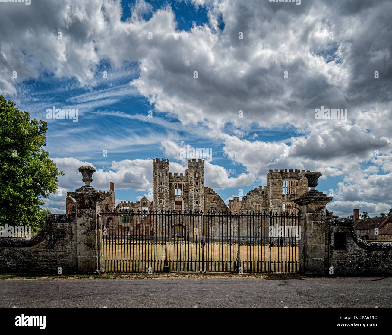 Les ruines de Cowdray House, un exemple de manoir Tudor, à Midhurst, dans l'ouest du Sussex, en Angleterre, le 4th août 2022 Banque D'Images