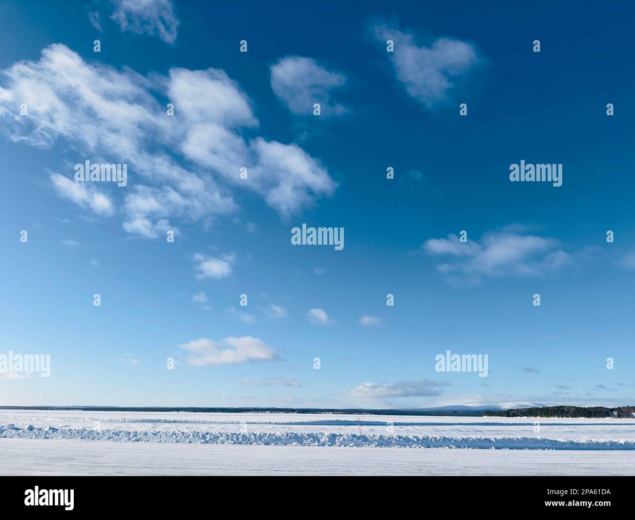 Paysage d'hiver de la route de glace dans le nord de la Suède Banque D'Images