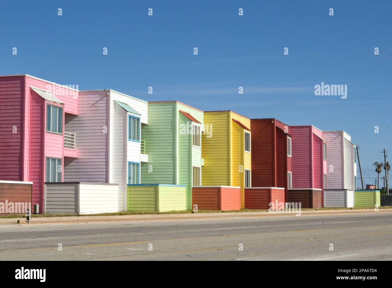 Galveston, Texas, Etats-Unis - février 2023 : rangée d'appartements de vacances aux couleurs vives dans des tons pastel sur le front de mer de Galveston Banque D'Images