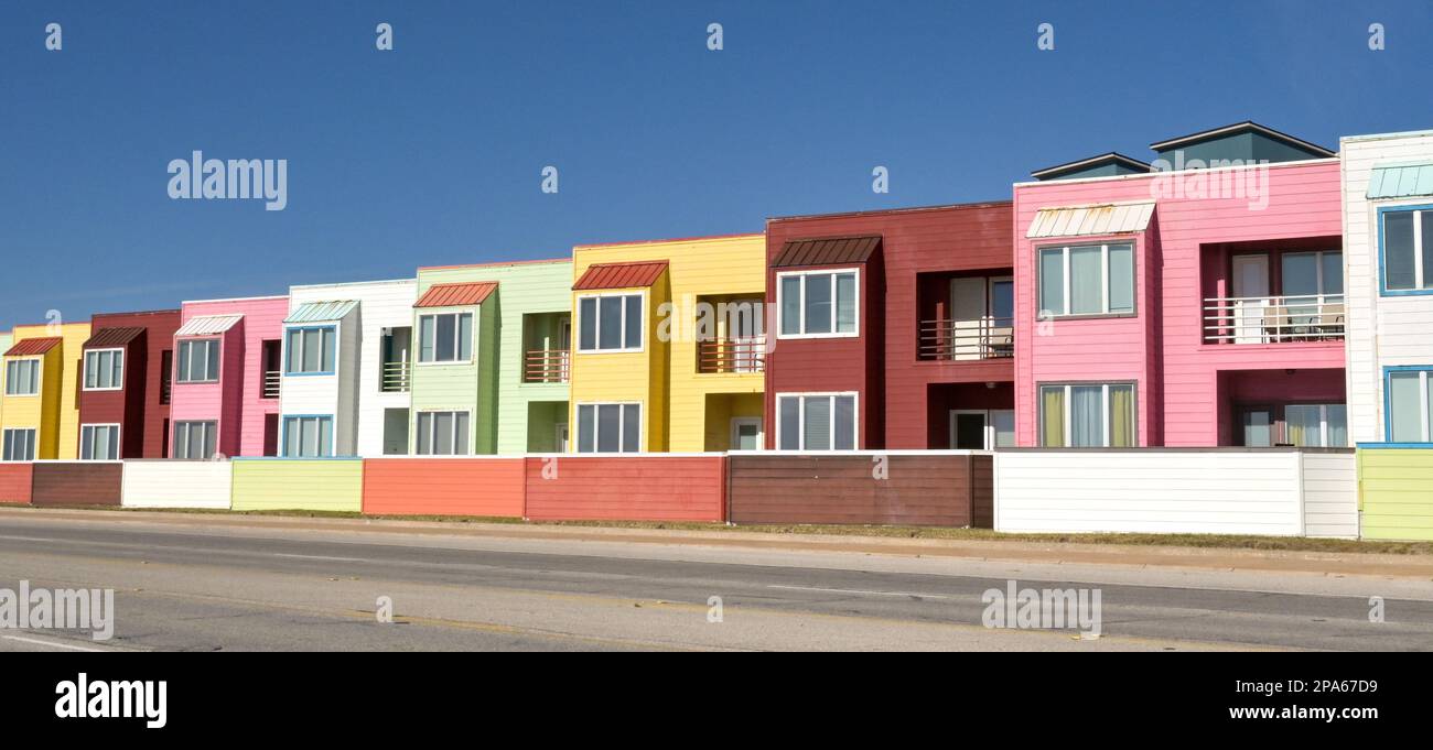 Galveston, Texas, Etats-Unis - février 2023 : vue panoramique d'une rangée d'appartements de vacances aux couleurs vives dans des tons pastel sur le front de mer de Galveston Banque D'Images