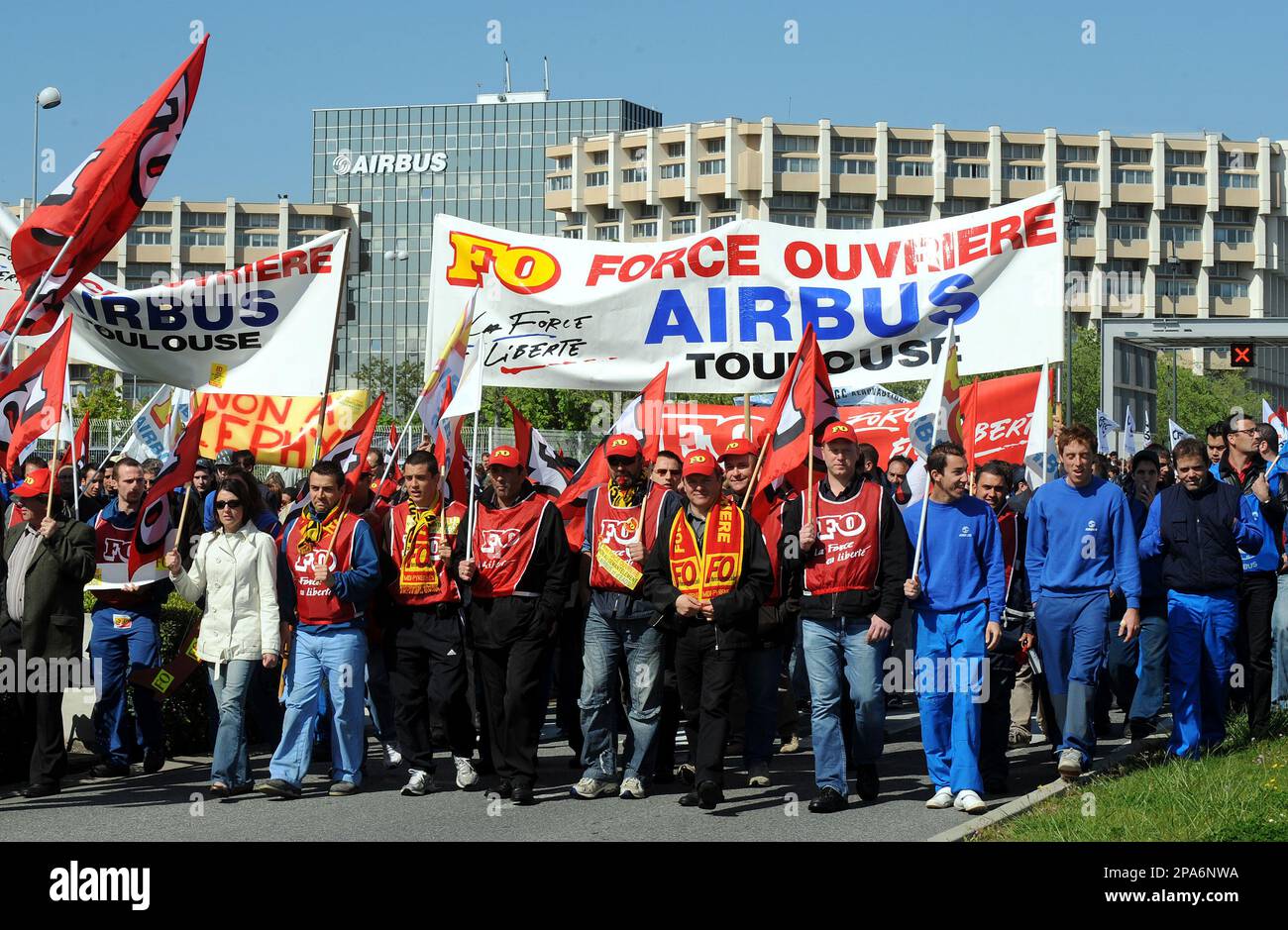 European planemaker Airbus workers demonstrate against plans to sell Airbus sites under a much-contested restructuring plan outside the Airbus factory in Saint Martin du Touch, near Toulouse, southwestern France, Tuesday, April, 29, 2008. (AP Photo/Remy Gabalda) Banque D'Images