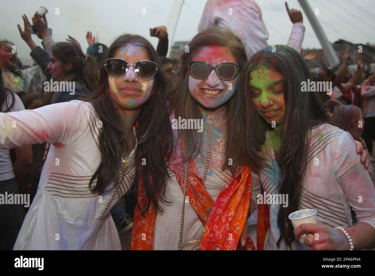 Holi Hindu Festival qui célèbre le début du printemps avec des pigments de poudre colorés, de la danse, de la musique à BALTIC Square, Gateshead, Royaume-Uni, 11th mars 2023, Credit:DEWAlay Live News Banque D'Images