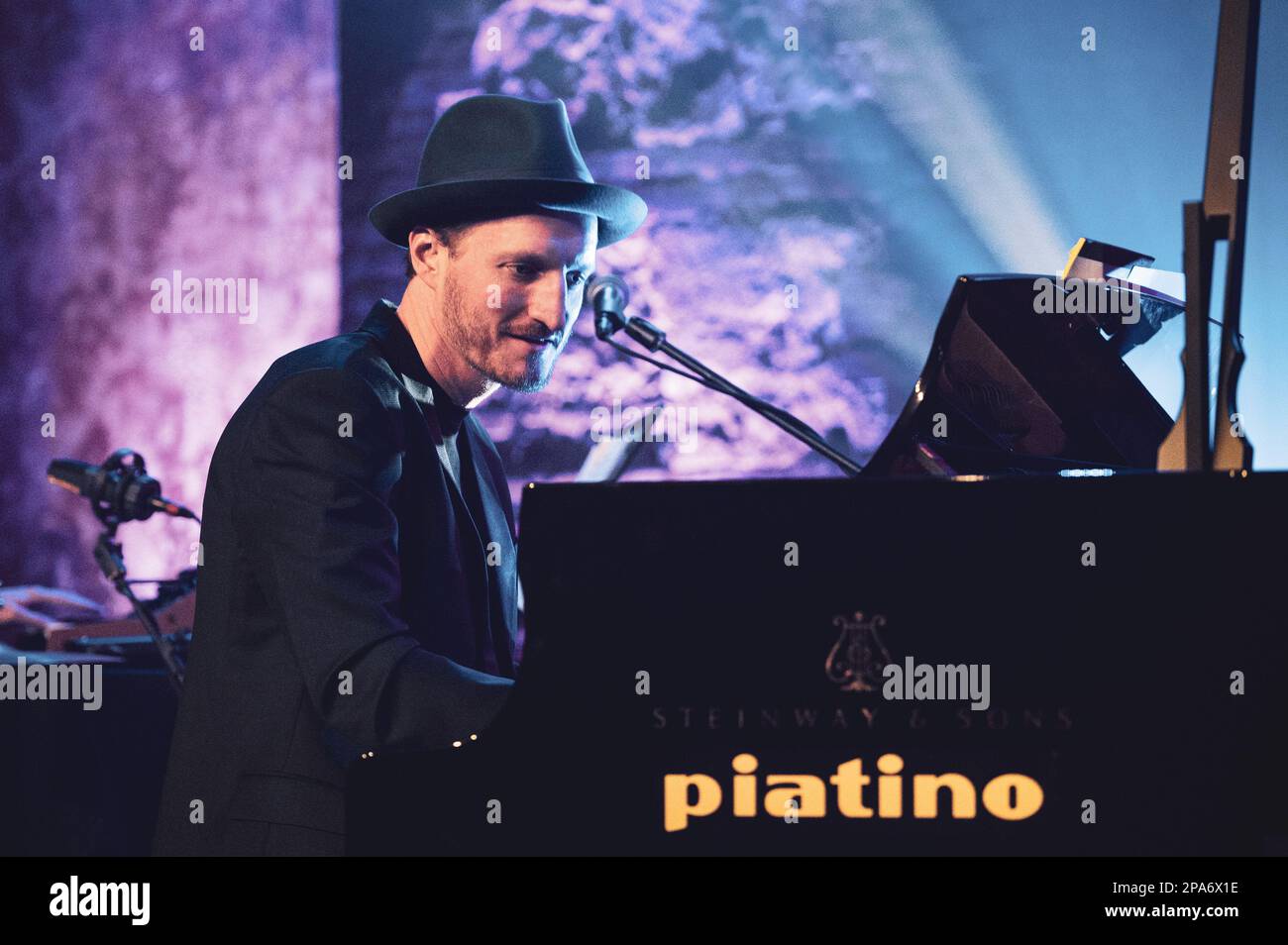 OFFICINE GRANDI RIPARAZIONI, TURIN, 11 mars 2023: Jeremiah Fraites du groupe américain 'The Lumineers' interprétant en direct sur scène son tout premier concert italien unique de son nouvel album solo 'Piano Piano'. Banque D'Images