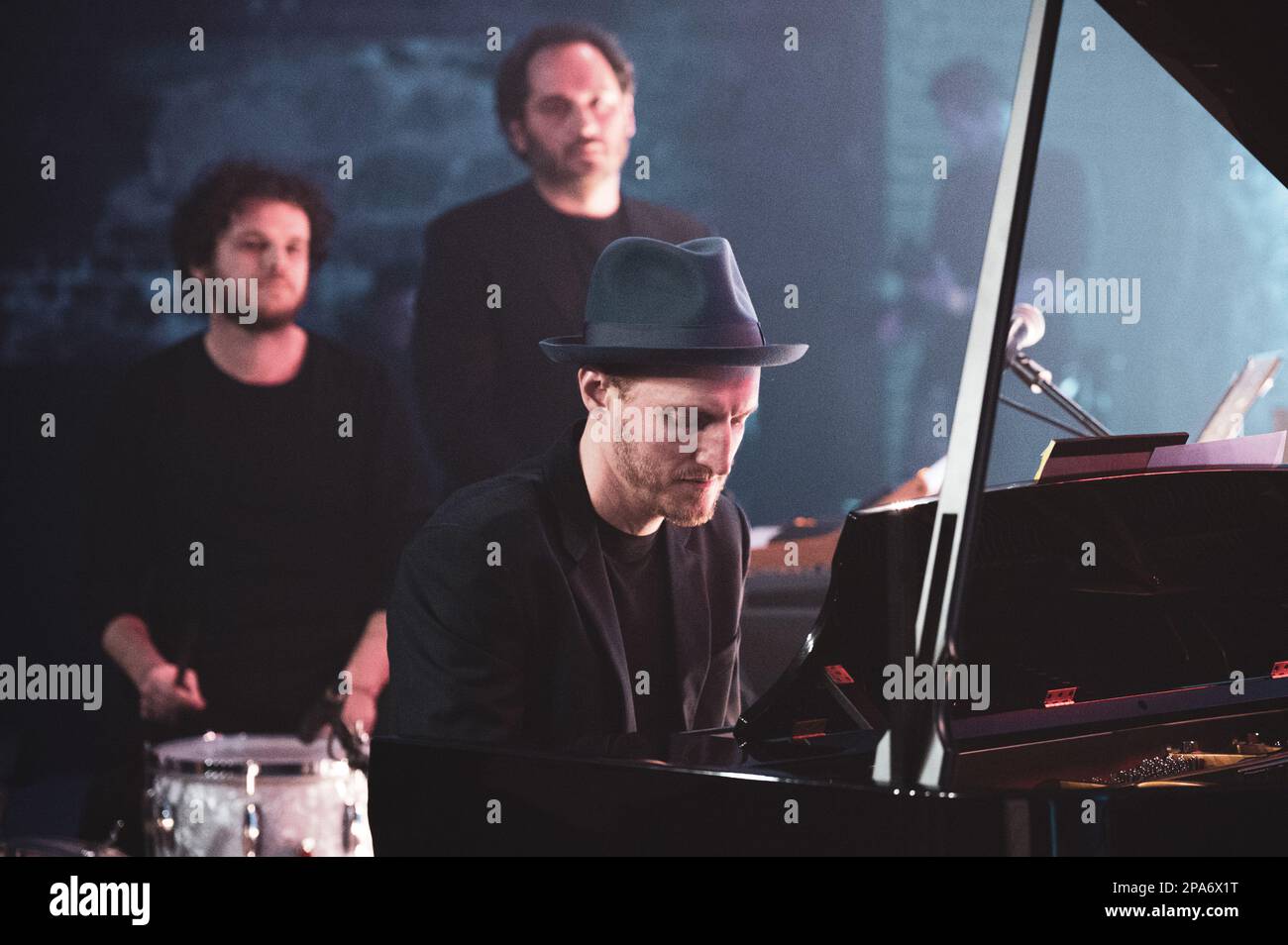 OFFICINE GRANDI RIPARAZIONI, TURIN, 11 mars 2023: Jeremiah Fraites du groupe américain 'The Lumineers' interprétant en direct sur scène son tout premier concert italien unique de son nouvel album solo 'Piano Piano'. Banque D'Images