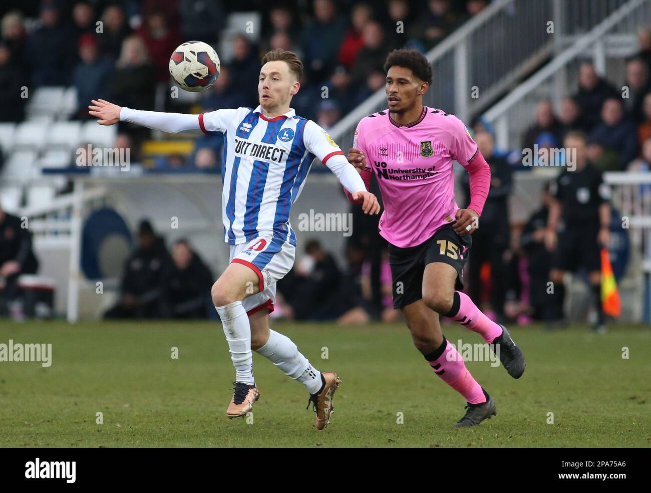 Daniel Kemp, de Hartlepool United, s'éloigne de William Hondermarck de Northampton Town lors du match de Sky Bet League 2 entre Hartlepool United et Northampton Town à Victoria Park, Hartlepool, le samedi 11th mars 2023. (Photo : Michael Driver | MI News) Credit : MI News & Sport /Alay Live News Banque D'Images