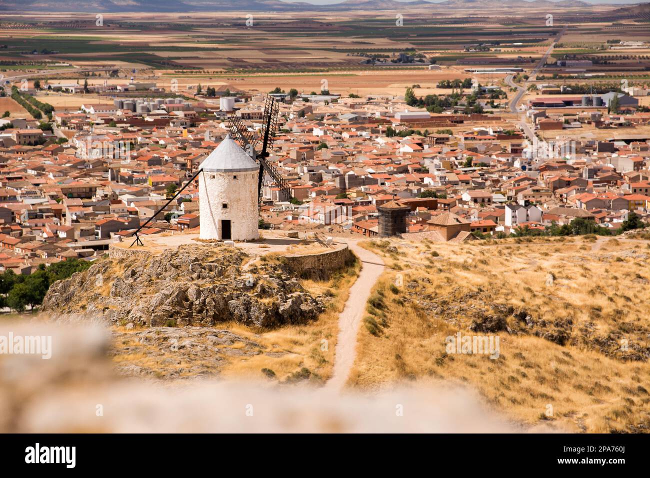 Moulin sur la colline et en arrière-plan le village de Consuegra, Espagne Banque D'Images